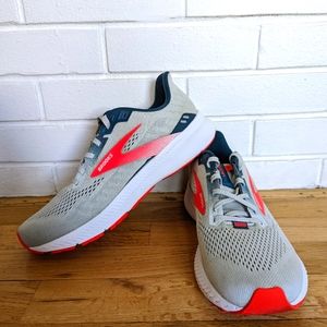 Women's Brooks Launch 8
